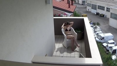 Špehování mé mladé spolubydlící, která masturbuje na balkoně