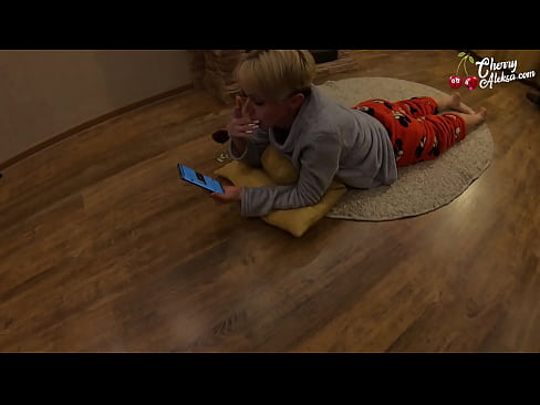 ❤️ Bláznivá blondýnka kouří obrovské péro a poskakuje na něm - anální sex ❌ Šukání video u nás ❌